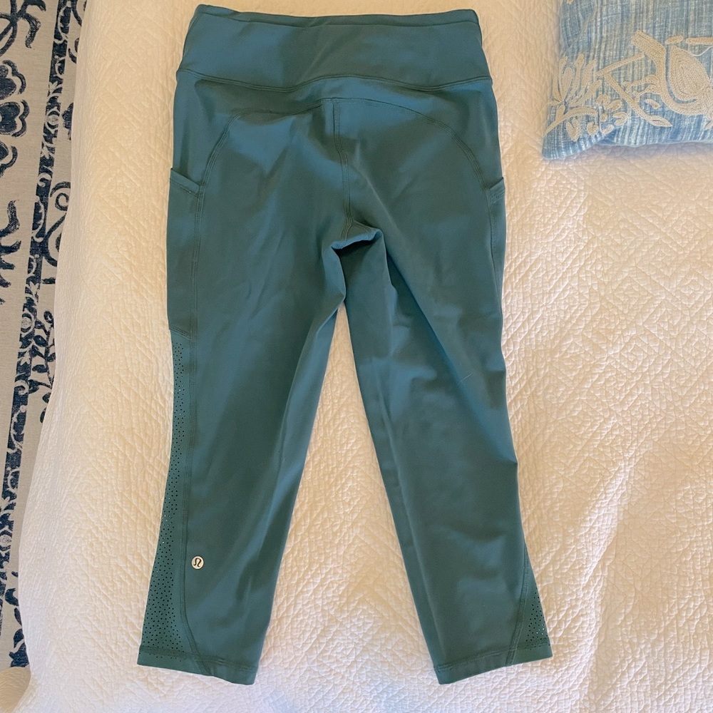 Lululemon cropped green workout leggings size 8
